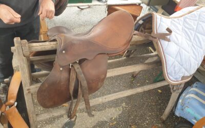 Selle ancienne en cuir